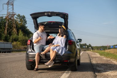 Araba Gezisi 'nde güneşli bir günün tadını çıkaran çift.