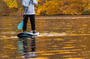 Sonbahar Serenity kopyalama alanında Paddleboard