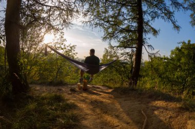 Sunset Burger 'de bir hamakta dinleniyor.