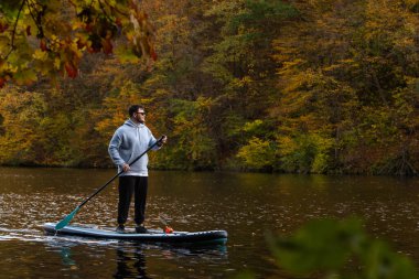 Autumn Gölü 'ndeki Man Paddleboard kopyalama alanı