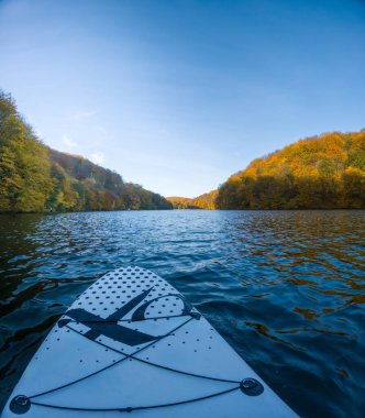 Serene Autumn Gölü 'nde sörf tahtası kopyalama alanı