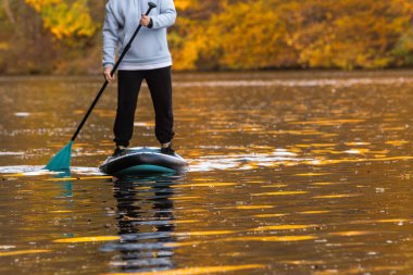 Sonbahar Serenity kopyalama alanında Paddleboard