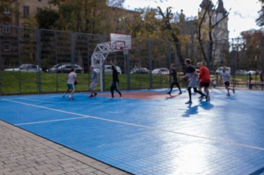 Şehir merkezinde açık hava basketbol oyunu Odaklanamıyor
