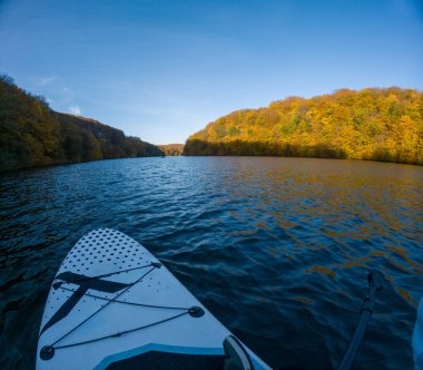 Serene Autumn Gölü 'nde sörf tahtası kopyalama alanı