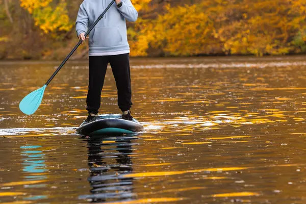 Sonbahar Serenity kopyalama alanında Paddleboard