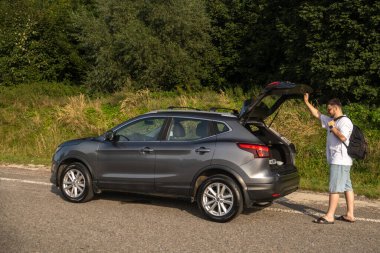 Açık Araba Bagajı Seyahatinde Sırt çantalı Adam