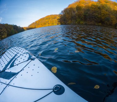 Serene Autumn Gölü 'nde sörf tahtası kopyalama alanı