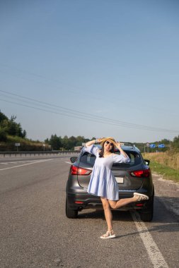 Neşeli Kadın pozu: SUV Sunny Day fotokopi alanı