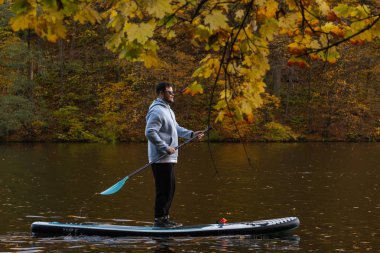 Autumn Gölü 'ndeki Man Paddleboard kopyalama alanı