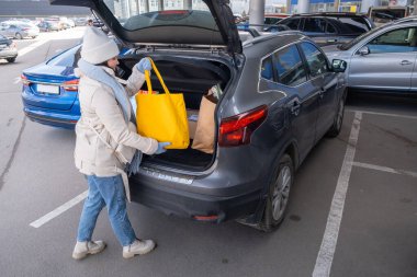 Kadın alışveriş konseptine yiyecek yüklüyor.