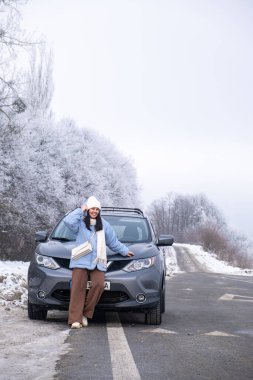 Kış Giysili Kadın: SUV Karlı yolda fotokopi alanı