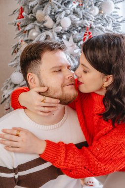 Arka planda güzel bir çiftin portresi var.