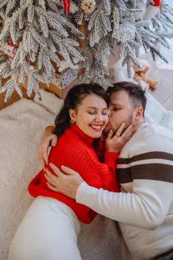 Evdeki Noel ağacının yanında güzel bir çift