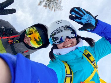 Kayakçılar Sandalye Kaldırma 'daki Karlı Dağ' da Selfie Çekiyor