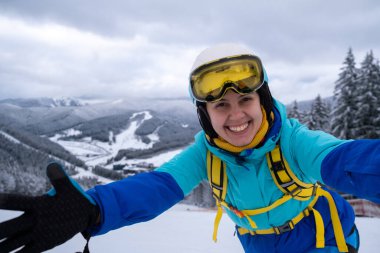 Kar yamacında gülümseyen kayakçı Kopyalama Boşluğu