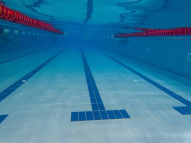 Boş Yüzme Havuzu Yolu 'nun sualtı Görünümü Kopyalama alanı