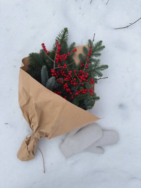 Kar mevsiminde Evergreen ve Red Berry Buketi