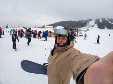 Snowboardçu Kar Arkaplanı kopyalama alanı ile Kayak Resort 'ta