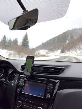 Kış Peyzajında Akıllı Telefon Navigasyonu ile Araç İçi