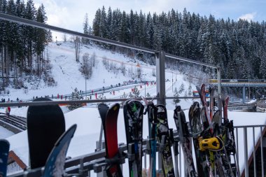 Kış Yokuşu Kopyalama Alanında Kayakçılar ve Snowboardcular