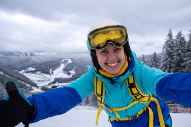 Kar yamacında gülümseyen kayakçı Kopyalama Boşluğu