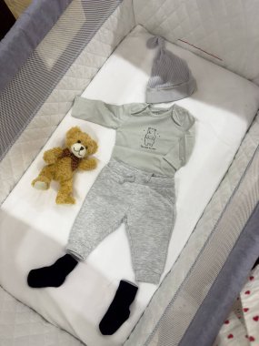 Beşikte Oyuncak Ayı ile Bebek Giysisi Kopyalama Boşluğu