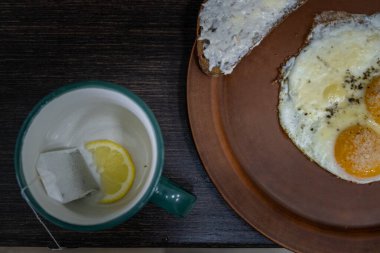 Sunny-Side-Up Eggs ve Lemon Tea ile Kahvaltı