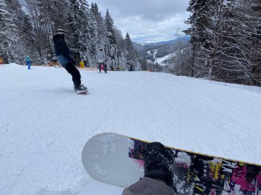 Snowboardcu Kış Manzarasının keyfini çıkarıyor Bukovel Ukrayna