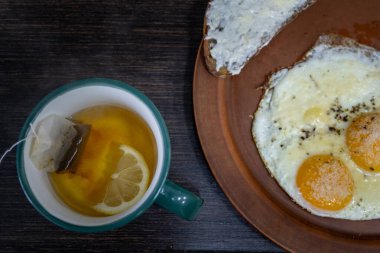 Sunny-Side-Up Eggs ve Lemon Tea ile Kahvaltı