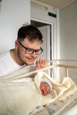 Mutlu Baba Yeni Doğan Bebeğini Hastanede Seviyor