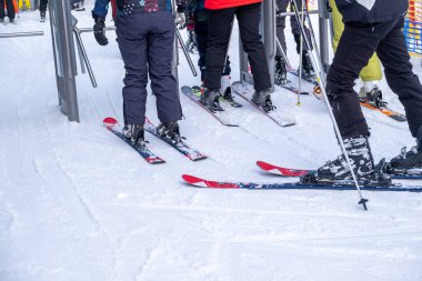 Karlı Kayak Merkezinde Kalabalık Hat 'ta Kayakçılar