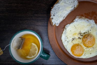 Sunny-Side-Up Eggs ve Lemon Tea ile Kahvaltı