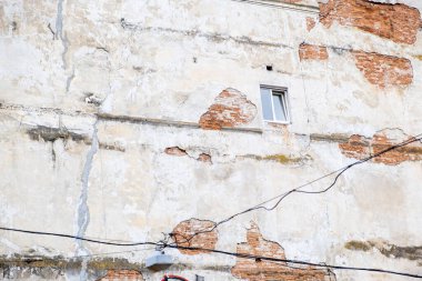 Açığa Çıkan Tuğlalar ve Pencere Kopyalama Alanı ile Yıpranmış Bina Cephesi