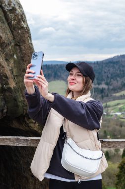 Manzaralı Dağ Bölgesi Ukrayna 'da Selfie Çeken Kadın