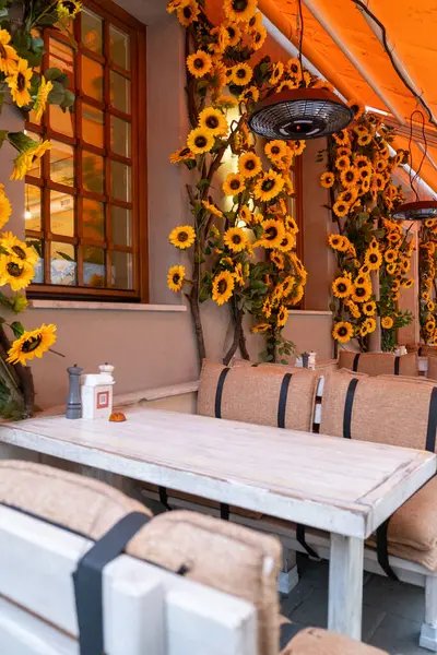 Ayçiçeği dekoru kopyalama alanı olan Büyüleyici Açık Cafe