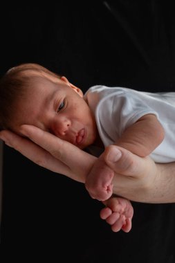 Yeni doğmuş Bebek Beşik Elde Yaklaş