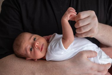 Yeni doğmuş Bebek Beşik Elde Yaklaş