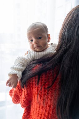 Anne ve Bebek Arasındaki Şefkat Anı Pencere Portresi