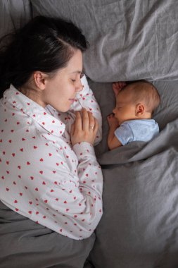 Yeni doğan bebek anne karnında dinleniyor. Yakın plan.