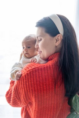 Anne ve Bebek Arasındaki Şefkat Anı Pencere Portresi