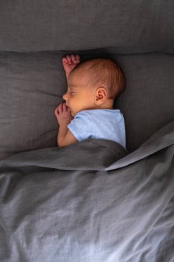 Yenidoğan Bebek Yatağında Huzur İçinde Uyuyor