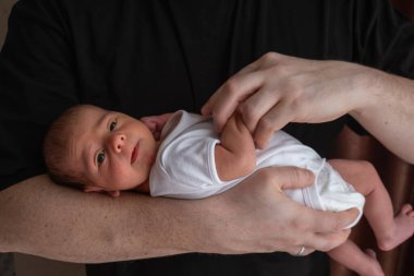 Yeni doğmuş Bebek Beşik Elde Yaklaş