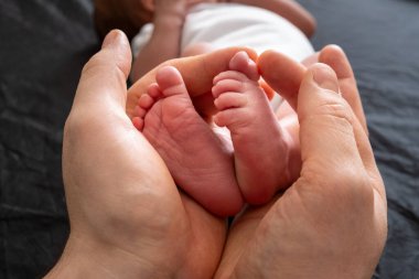 Hassas an: Yeni doğmuş bebek ayaklarını tutmak