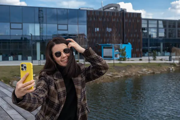 Modern İnşaat ve Göl Bahar Gününden Selfie Çeken Kadın