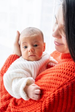 Anne ve Bebek Arasındaki Şefkat Anı Pencere Portresi