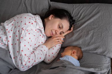 Anne ve Bebek Birlikte Uyuyor Tepemizde