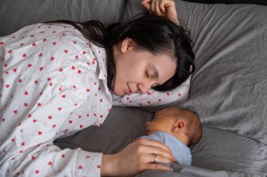 Anne ve Bebek Birlikte Uyuyor Tepemizde