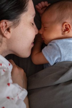 Anne ve Bebek Birlikte Uyuyor Tepemizde