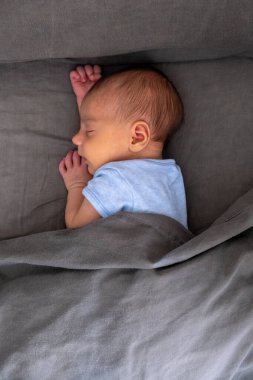 Anne ve Bebek Birlikte Uyuyor Tepemizde