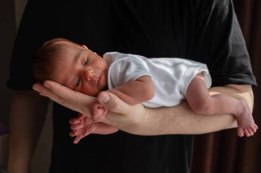 Yeni doğmuş Bebek Beşik Elde Yaklaş